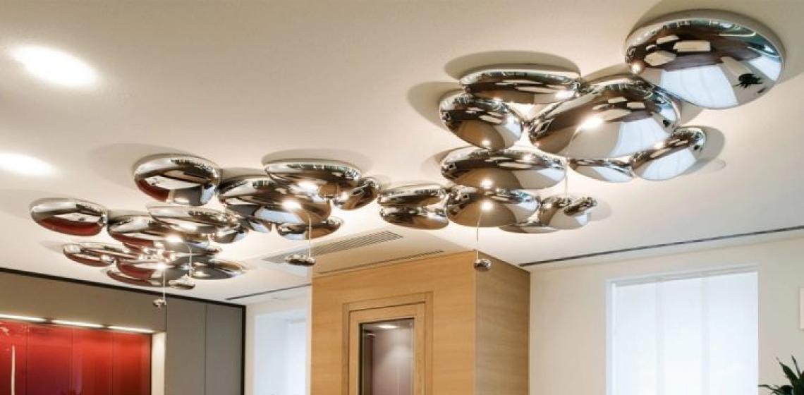 Какие выбирают люстры в комнаты с натяжными потолками?